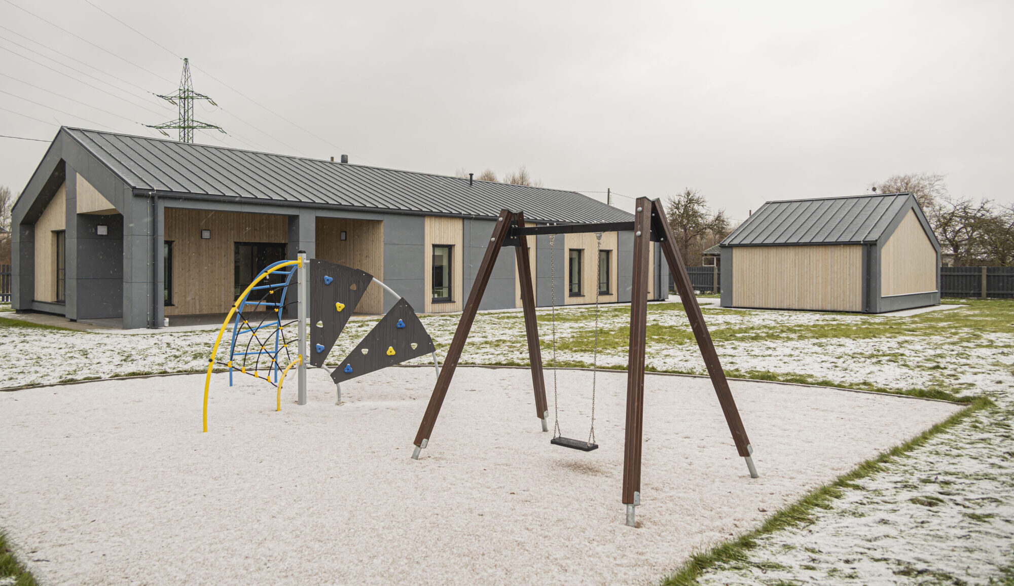 Liepājā nodota ekspluatācijā Bērnu atbalsta centra “Dzintari” otrā ģimenes māja