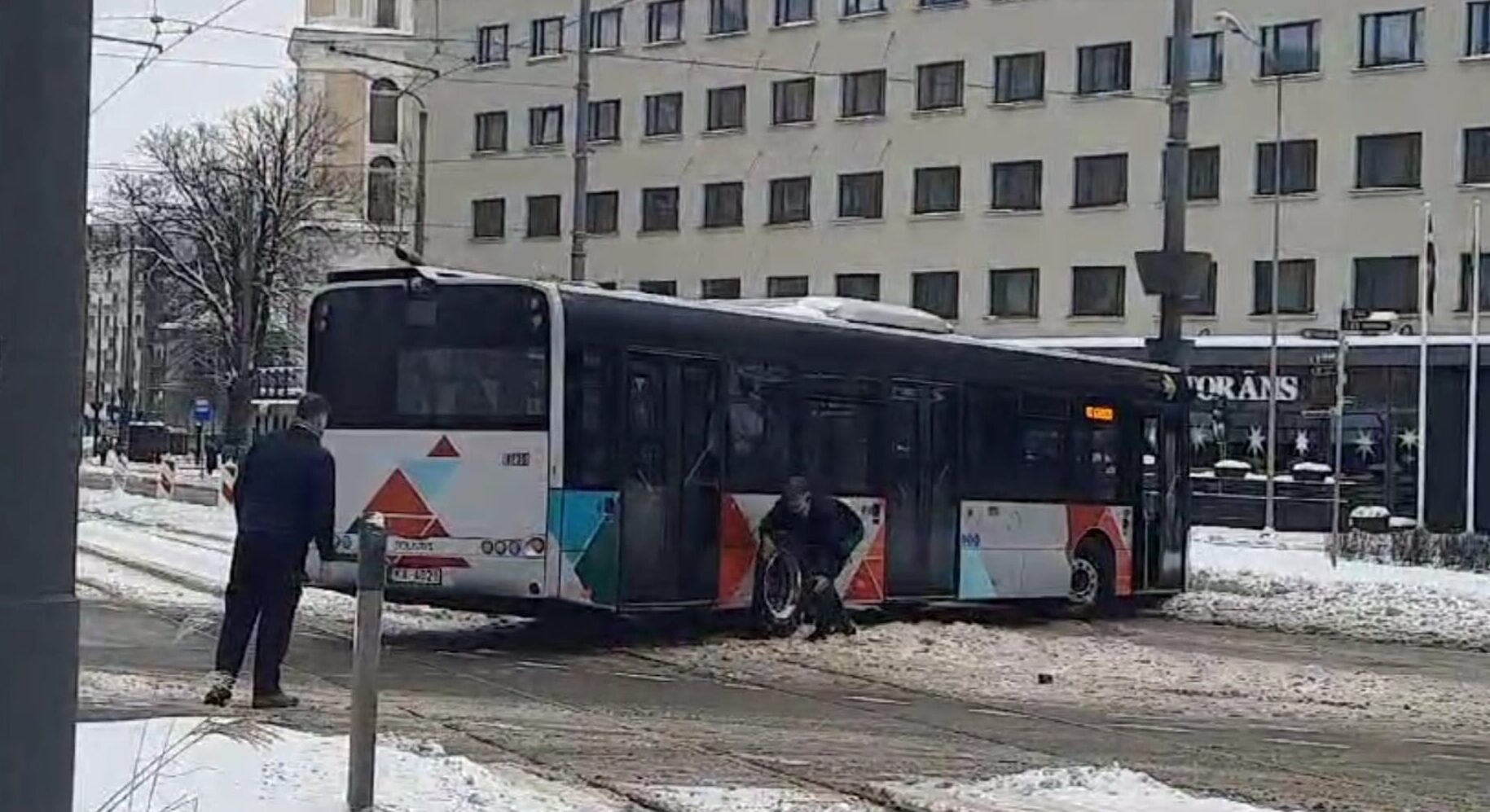 Video: Ķibele Liepājas centrā – uz sliedēm iesprūdis autobuss aptur tramvaju satiksmi