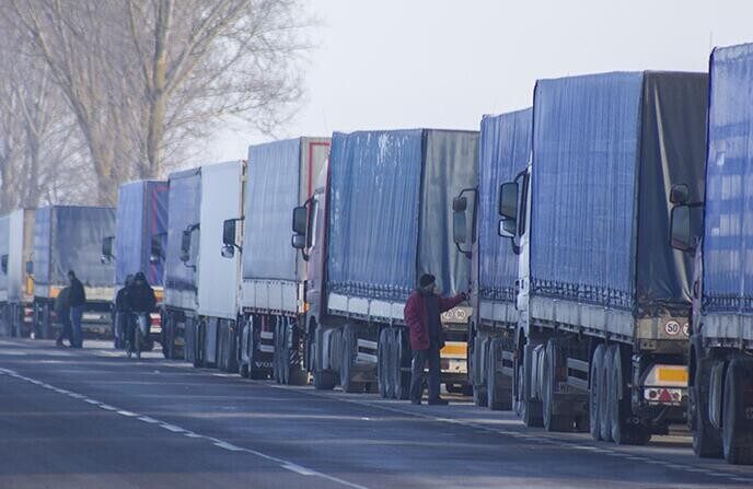 Slovākijas kravas auto šoferi pārtrauc bloķēt robežu ar Ukrainu