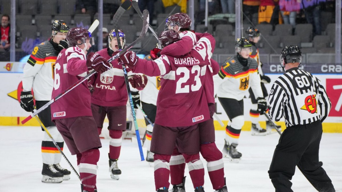 Latvijas U-20 hokejisti pasaules junioru čempionātā uzvar Vāciju un saglabā cerību iekļūt ceturtdaļfinālā