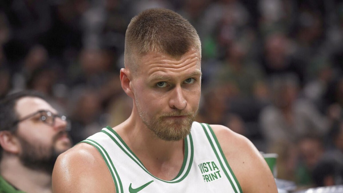 Porziņģis traumas dēļ nepiedalās “Celtics” uzvarētā NBA spēlē