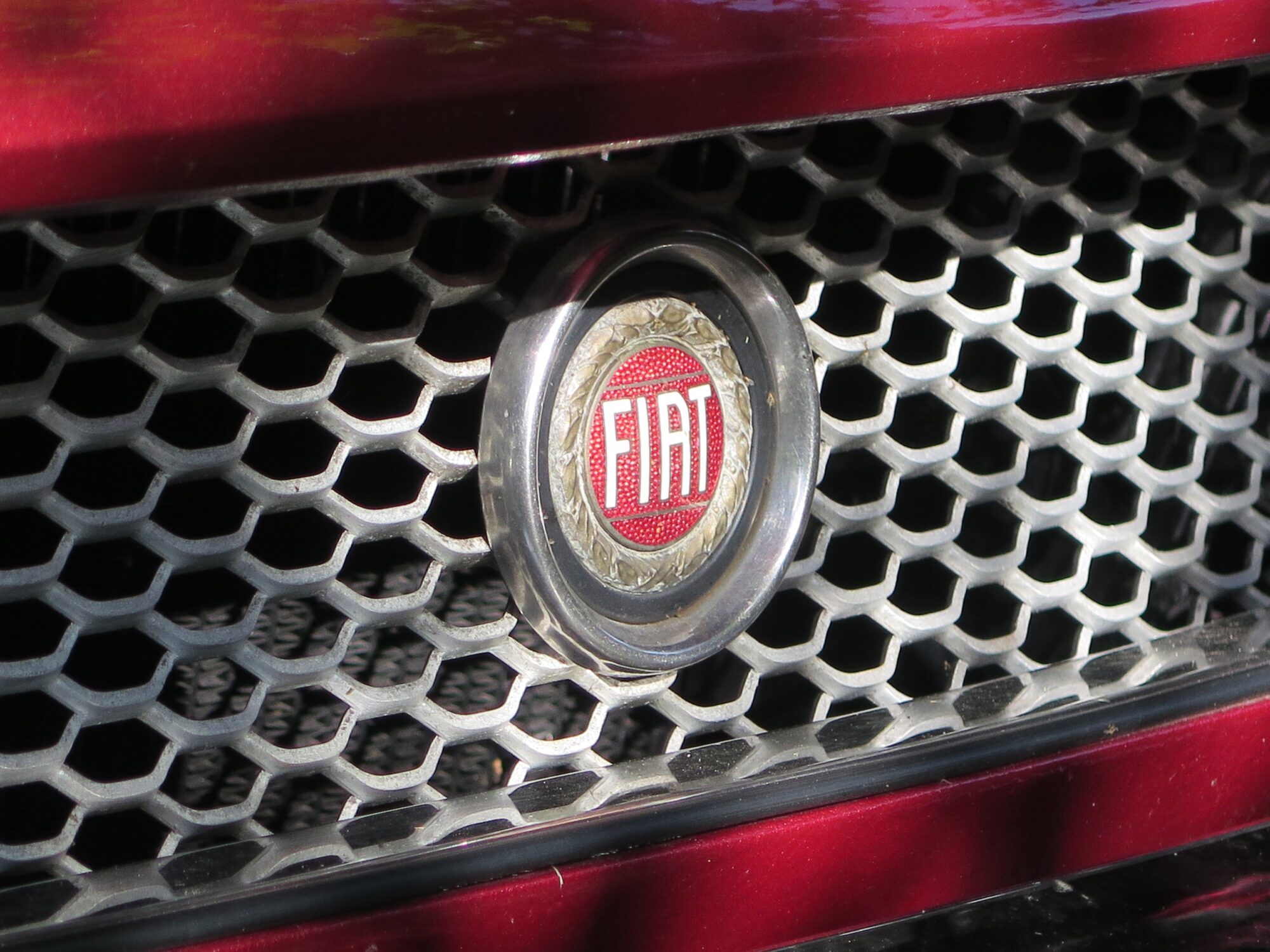 Priekules pagastā apgāžas “Fiat”, sieviete saviem spēkiem netiek laukā