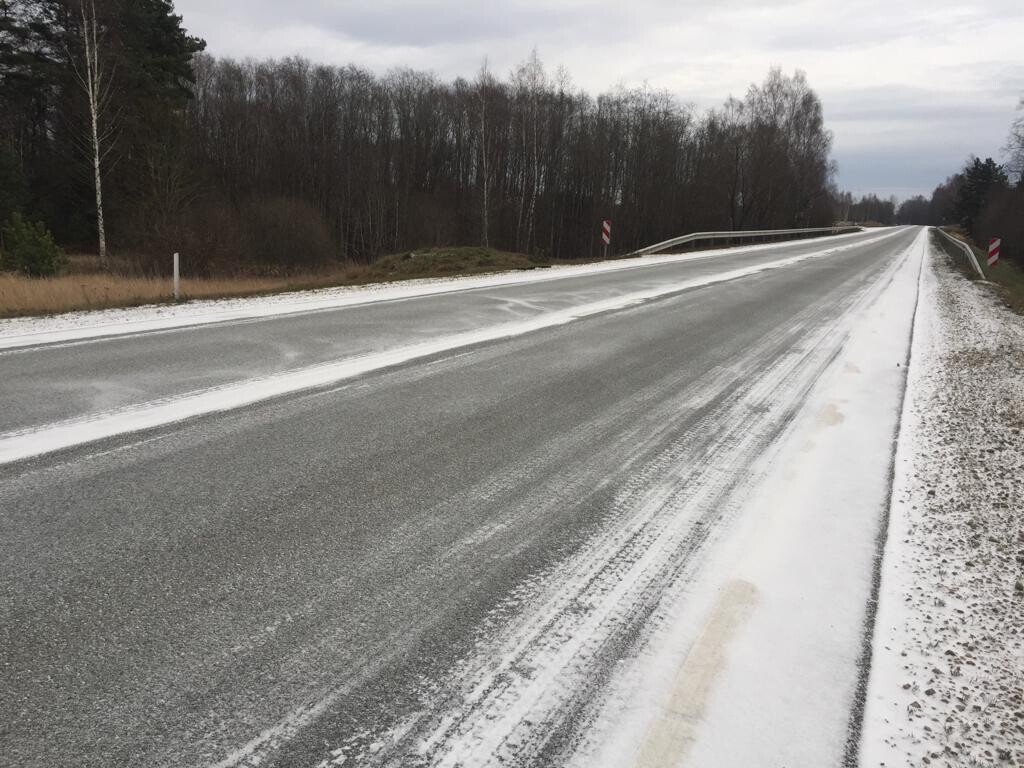 Sestdienas rītā apgrūtināti braukšanas apstākļi visā Latvijā