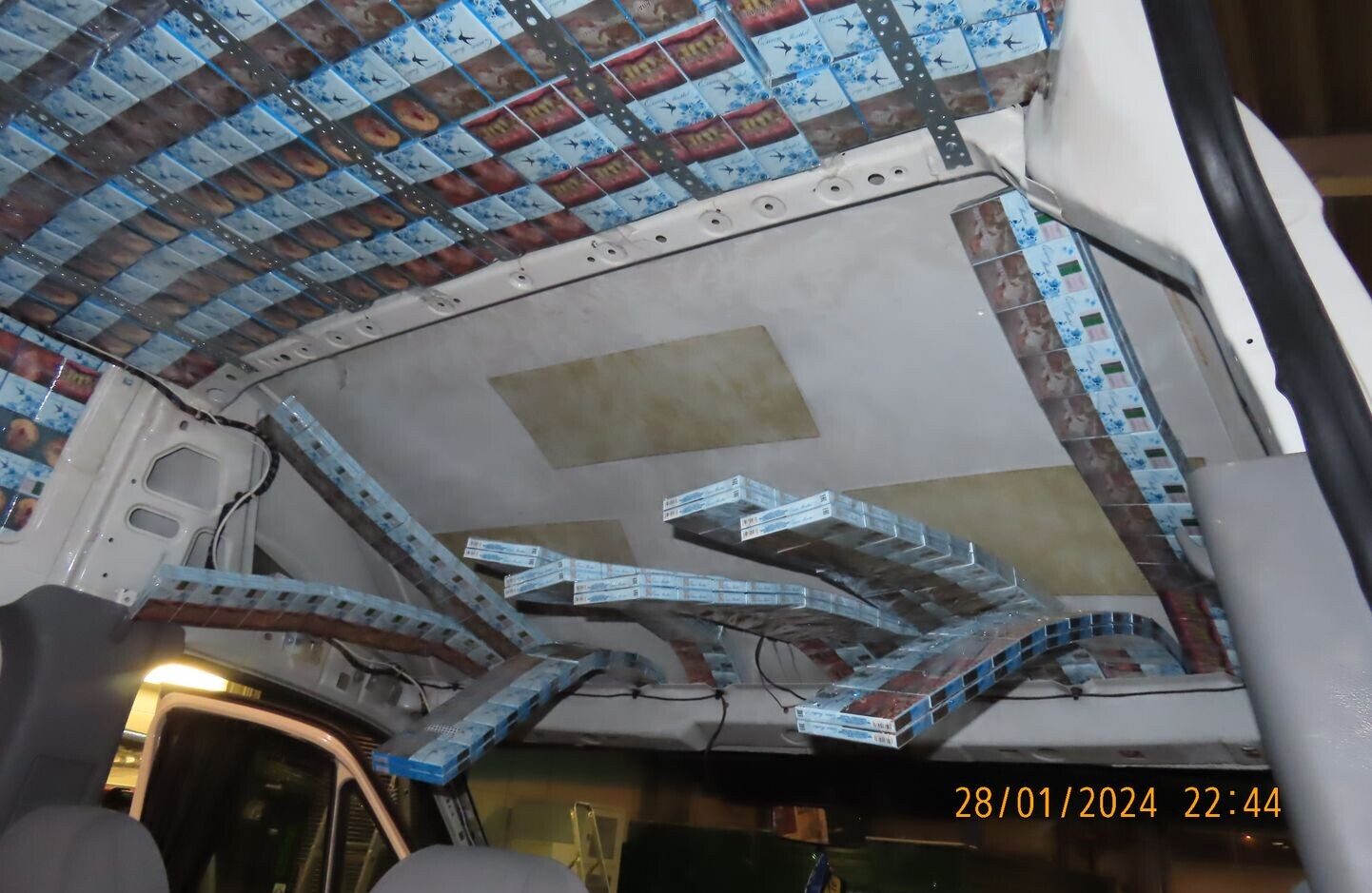 Muita mikroautobusa jumta konstrukcijā atrod 100 000 kontrabandas cigarešu