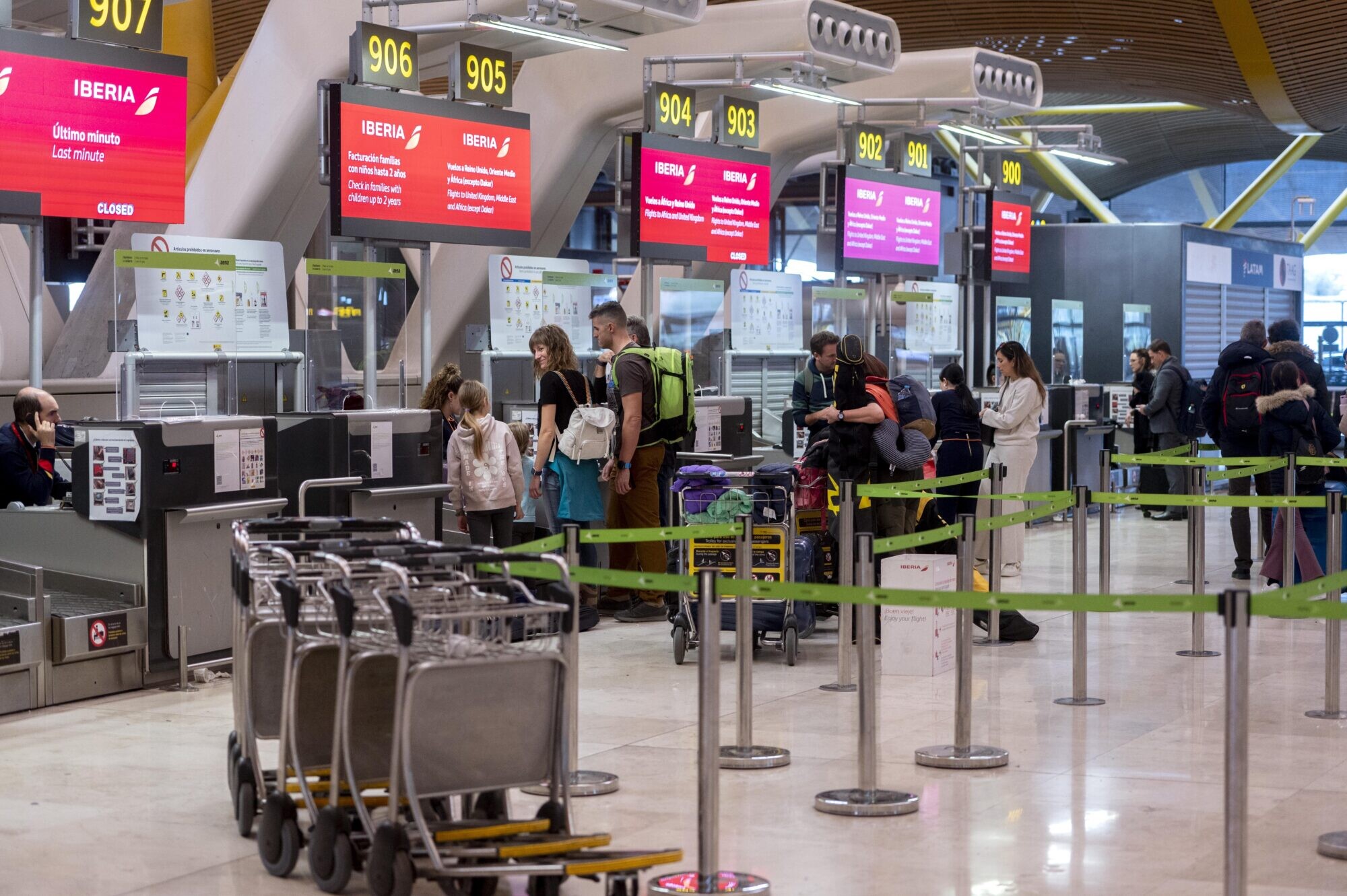 Spānijas aviokompānija “Iberia” streika dēļ atceļ vairāk nekā 400 reisus