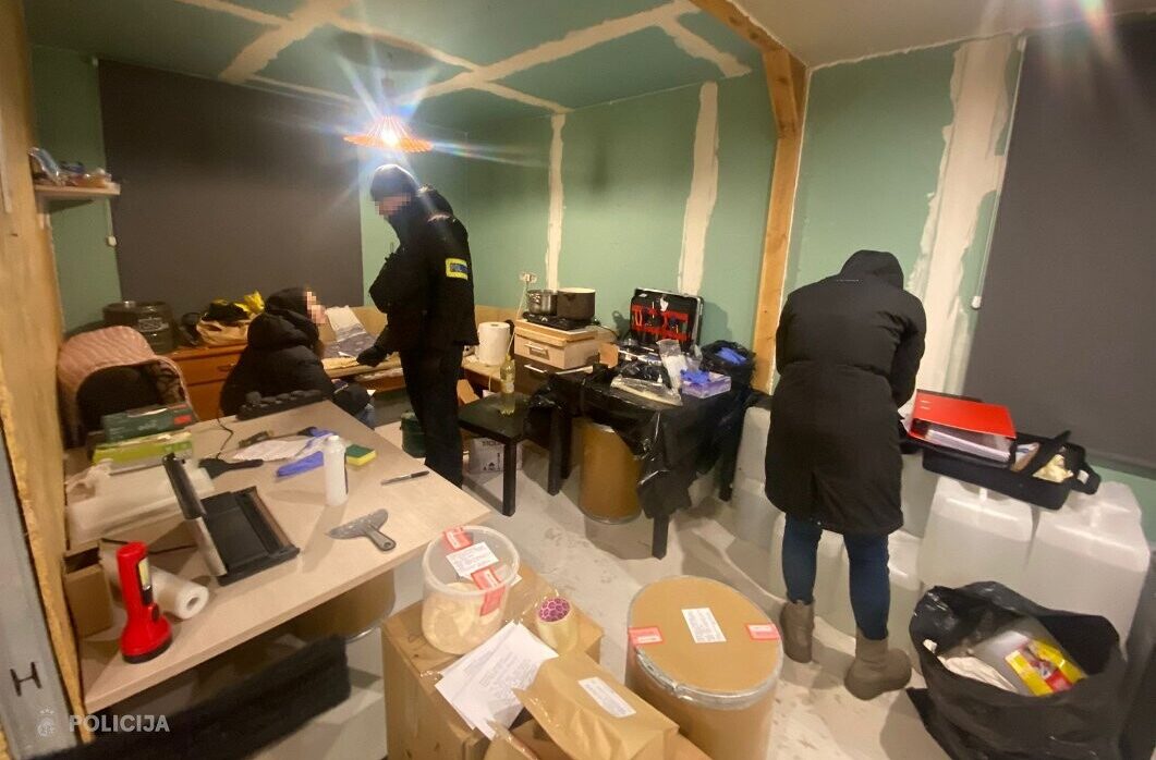 Foto un video: Valsts policija Latgalē aiztur metamfetamīna ražotājus un tirgotājus