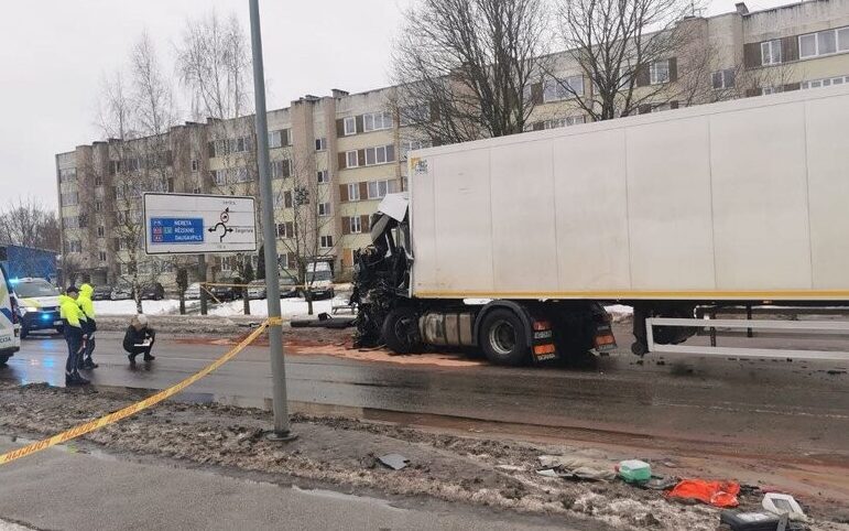Jēkabpilī trešdienas rītā divu kravas auto sadursmē gājis bojā cilvēks