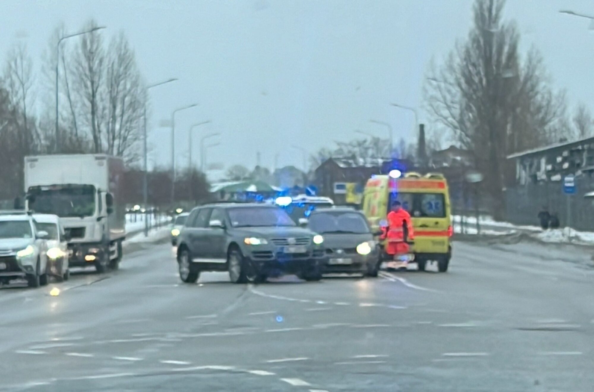 Video: Pirmdien notikusi avārija pie CSDD. Parka ielā sakaujas autovadītāji