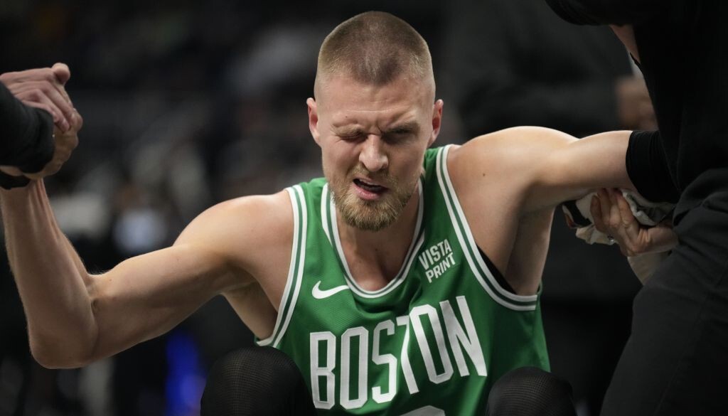 Porziņģis acs savainojuma dēļ nepabeidz NBA spēli