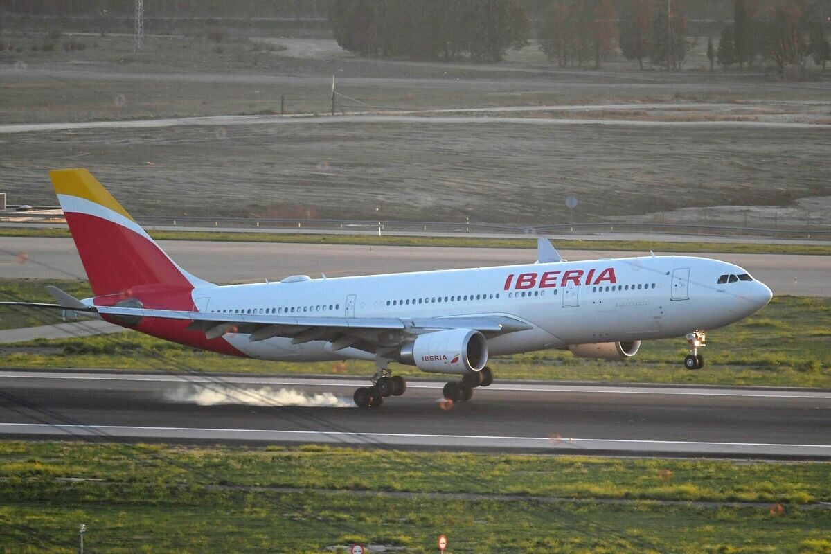 Spānijas aviokompānija “Iberia” streika dēļ atceļ vairāk nekā 400 reisus