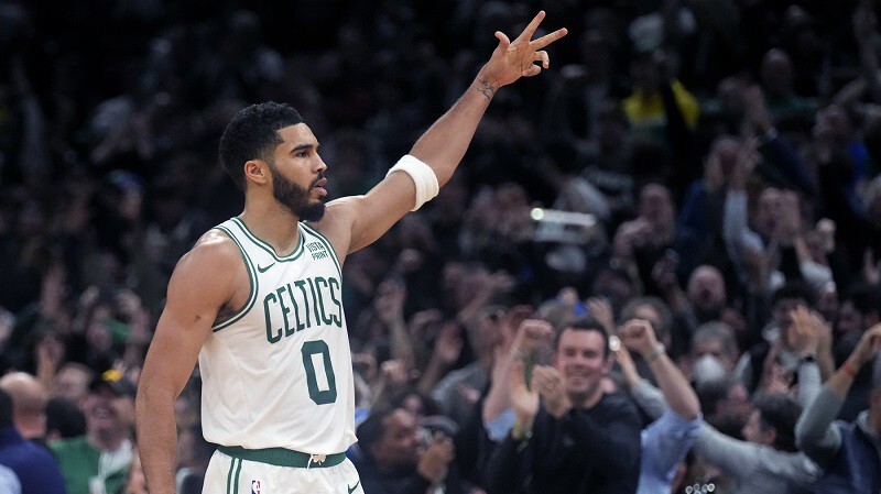 Porziņģis nespēlē “Celtics” uzvarā NBA mačā
