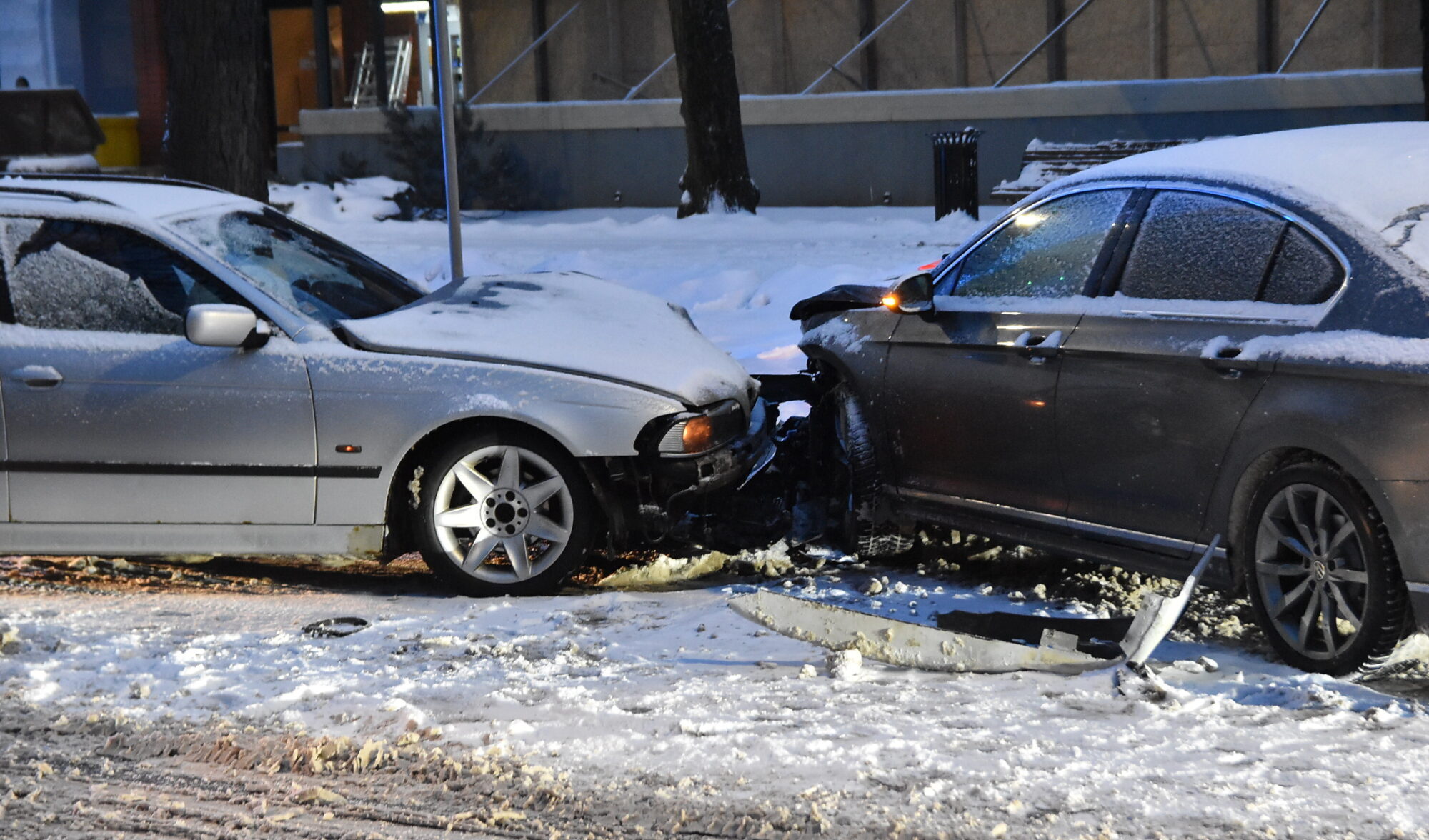 Slidena iela – gājēju pāreja – nevaldāms “BMW” – neatbilstošas riepas – slimnīca