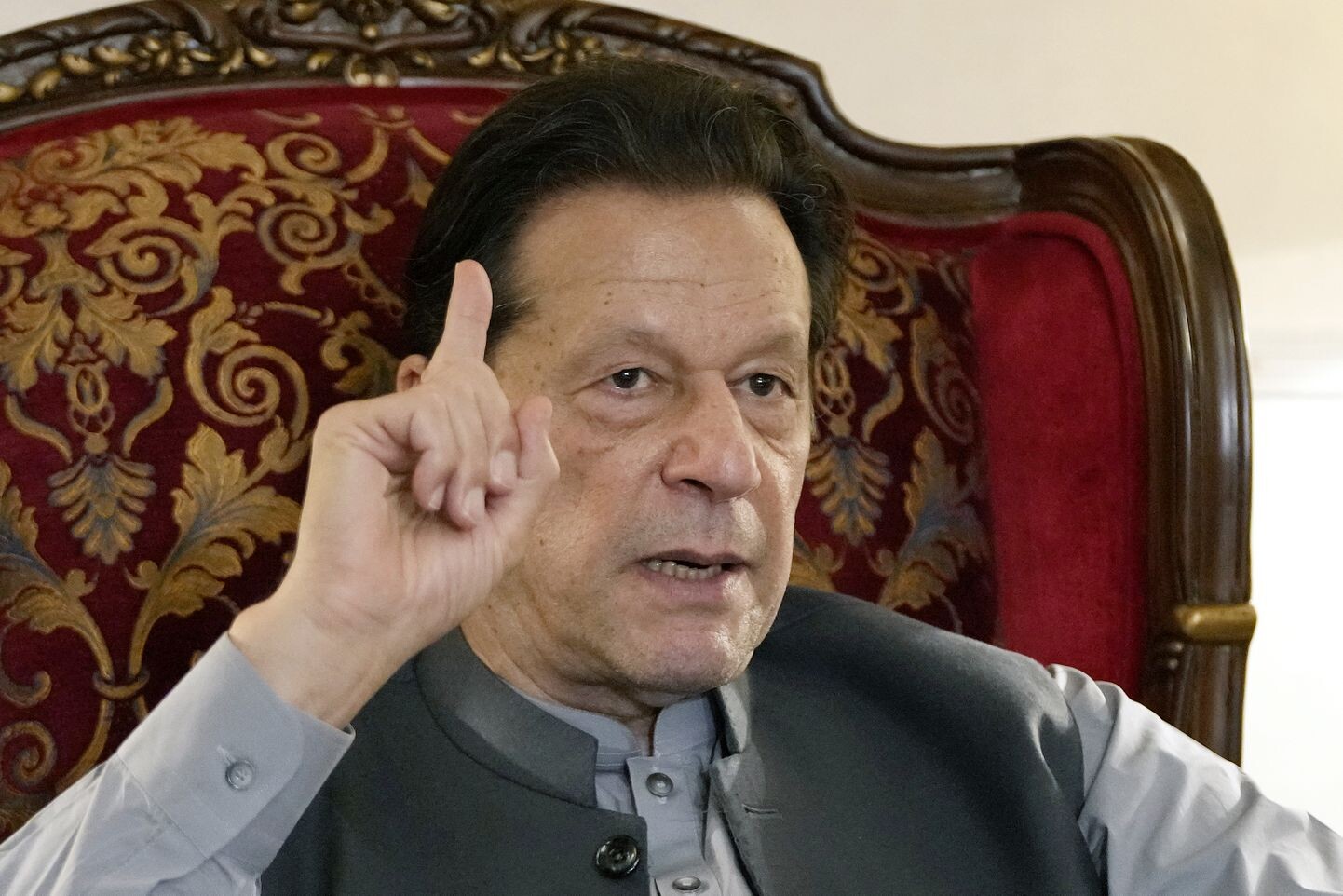 Pakistānas ekspremjeram par korupciju piespriež 14 gadus cietumā