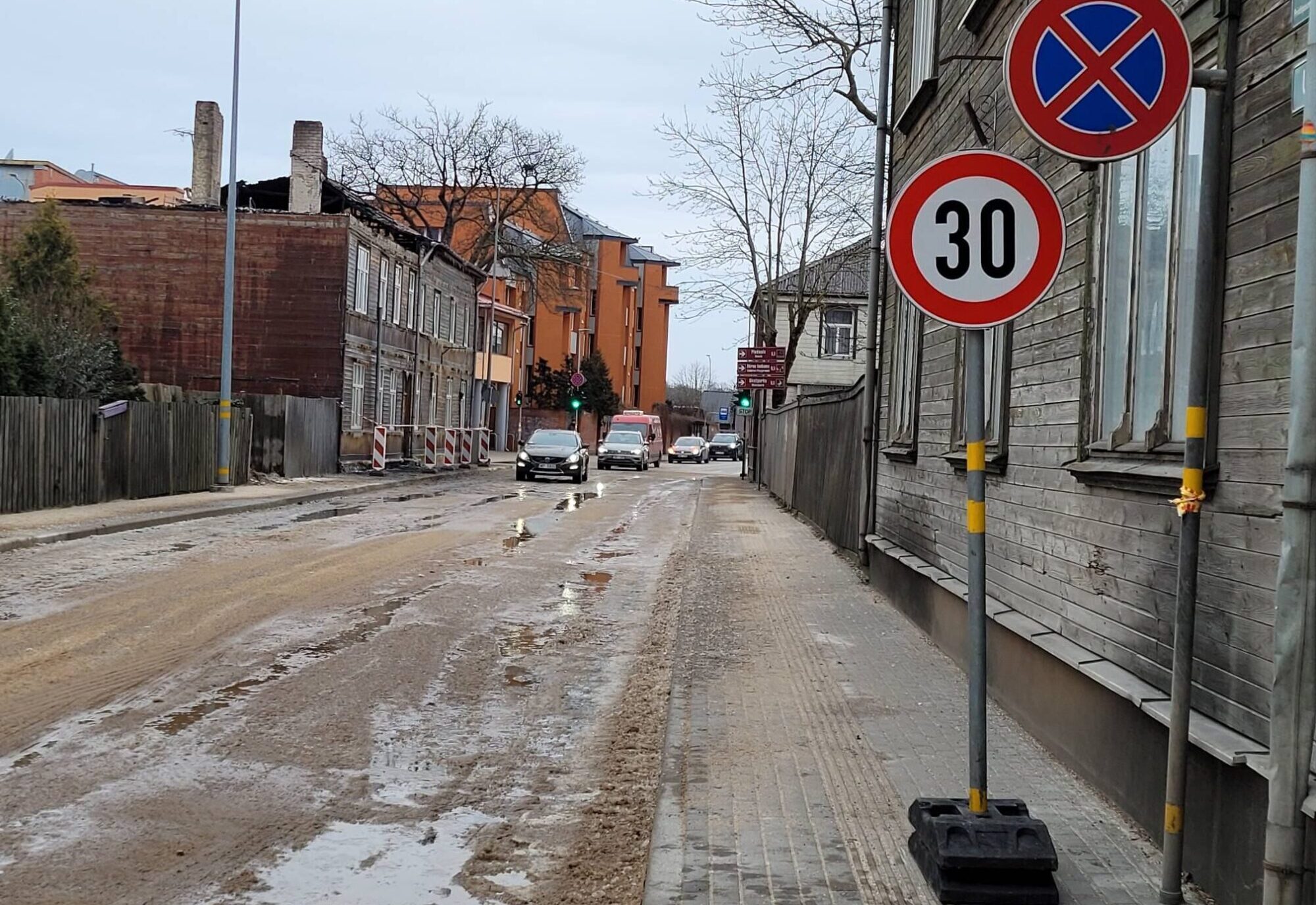 Uguns postītā jumta daļa demontēta, Uliha ielas posmā satiksme atjaunota