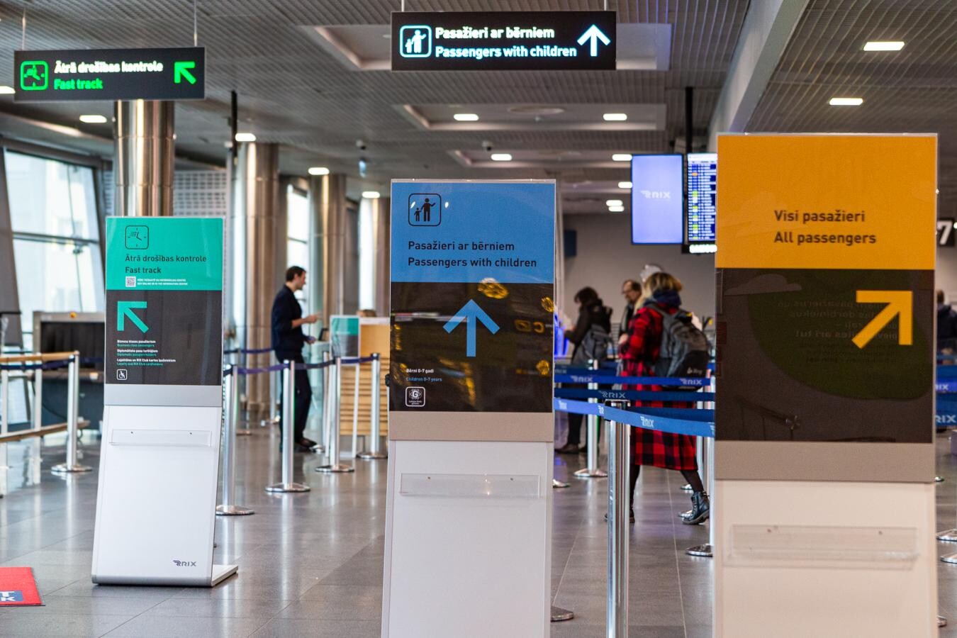 Lidostas “Rīga” drošības pārbaudes punktā izveidota atsevišķa līnija ģimenēm ar bērniem