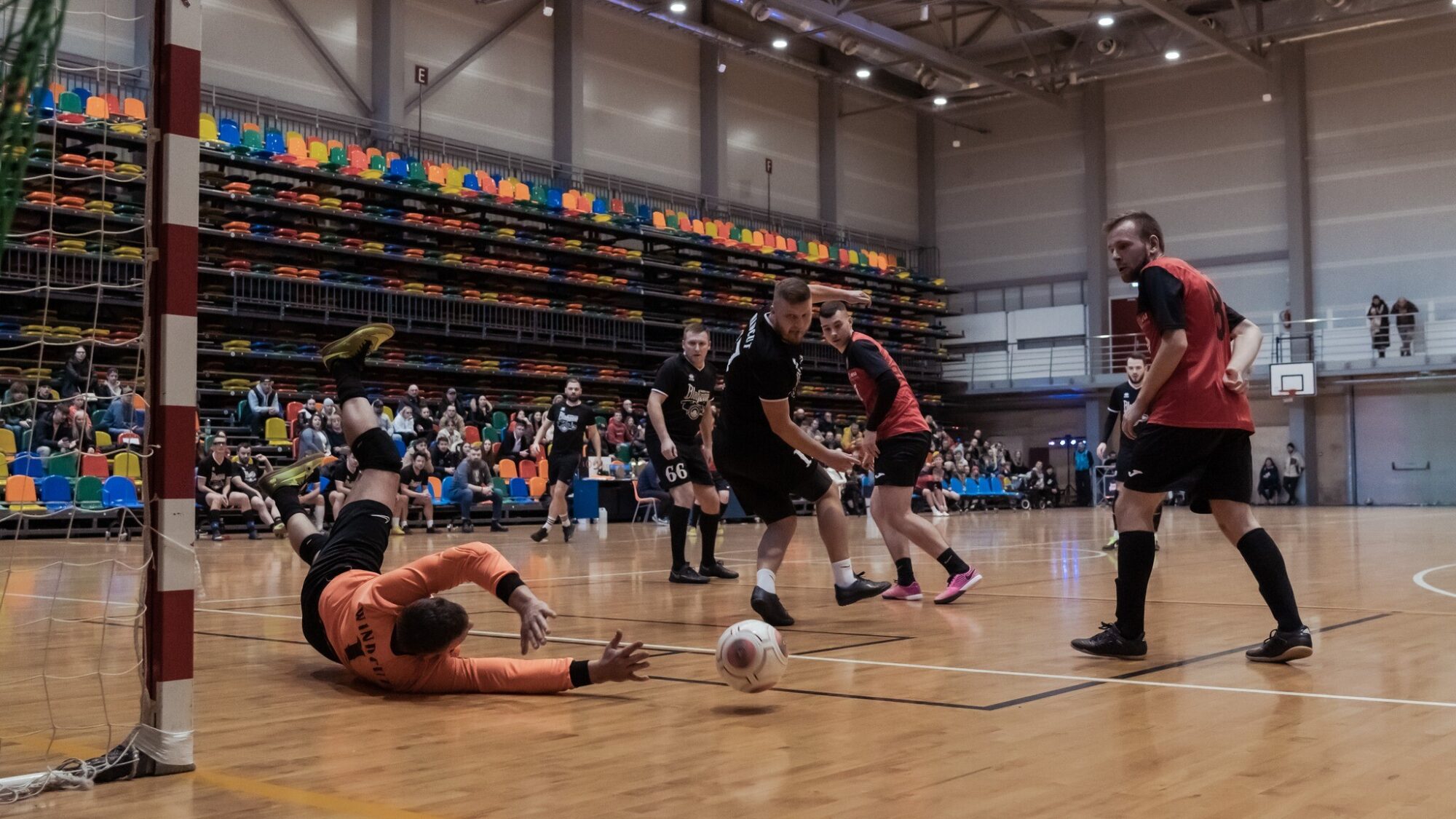 Liepājas telpu futbola čempionātā sākusies cīņa par izslēgšanas spēlēm