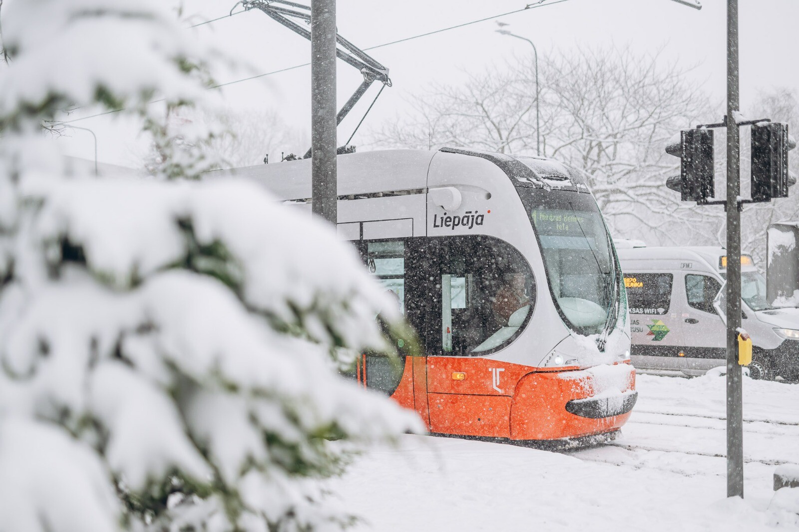 Pārdēvē dažas sabiedriskā transporta pieturvietas un autobusu maršrutus