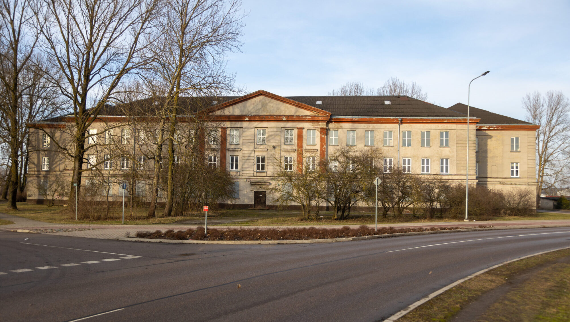 Meklē investoru bijušajai Liepājas internātskolas ēkai Krūmu ielā