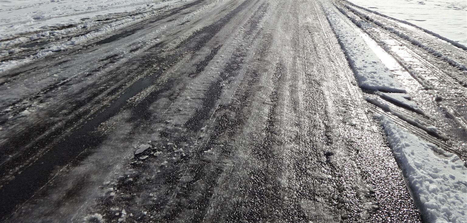 Latvijas austrumu daļā, kā arī dažviet Kurzemē un Zemgalē apgrūtināti braukšanas apstākļi
