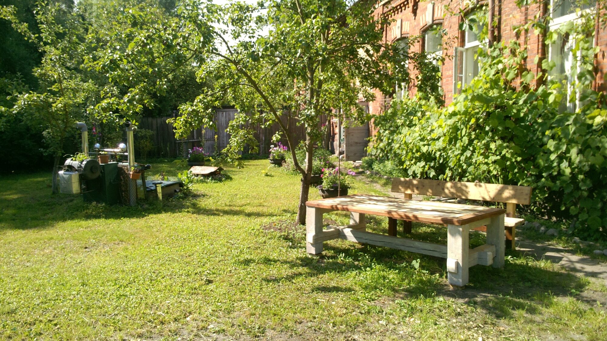 Ar skaļu mūziku pret rupjībām. Kaimiņu kašķis latviešu gaumē: kurš kuru nomocīs?