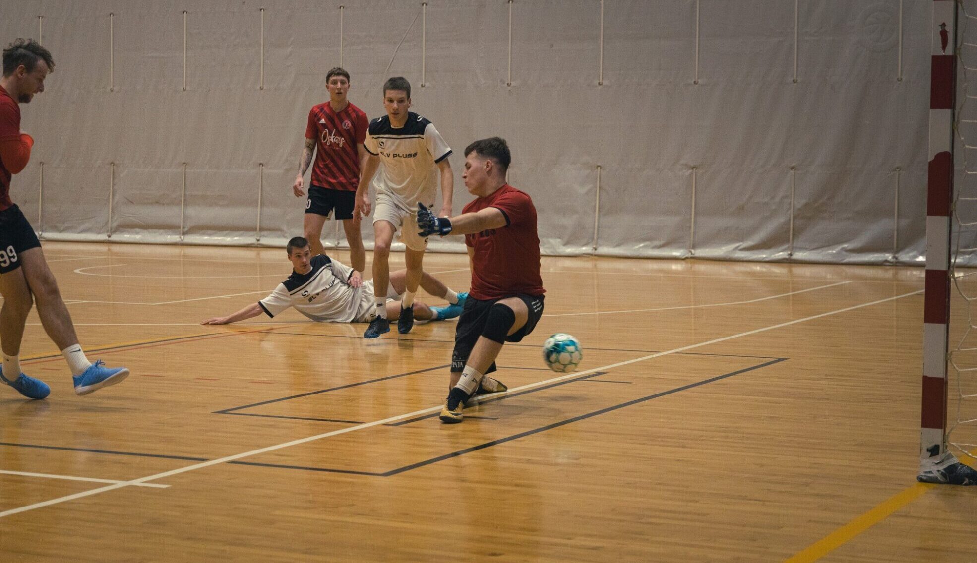 Liepājas telpu futbola čempionātā noskaidroti pirmie izslēgšanas spēļu dalībnieki