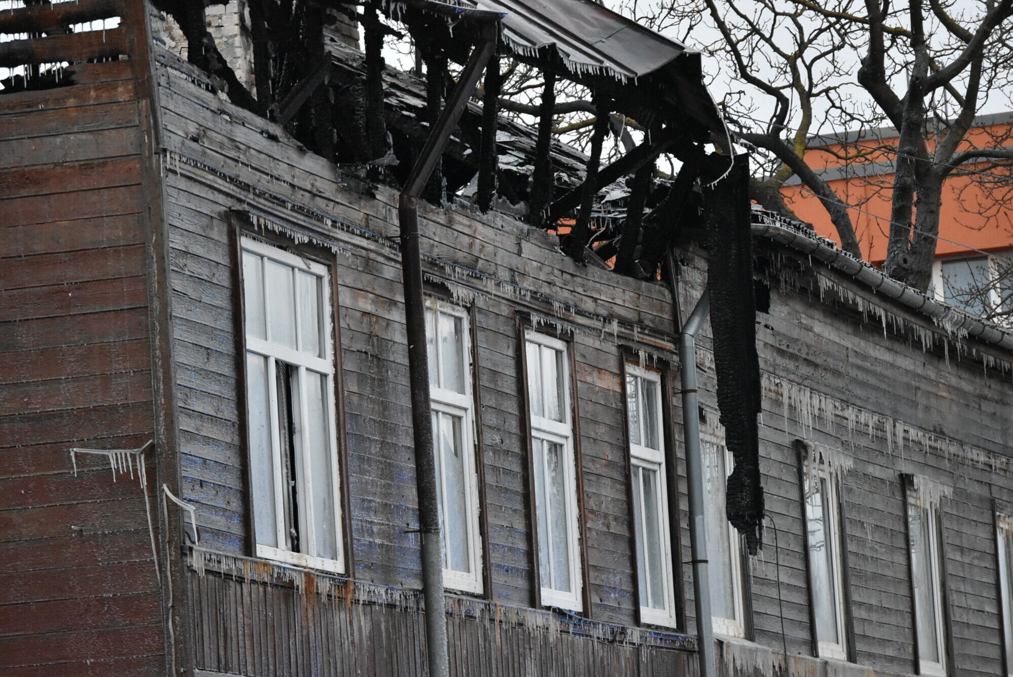 Daļēji jādemontē naktī uz trešdienu degušā nama jumts