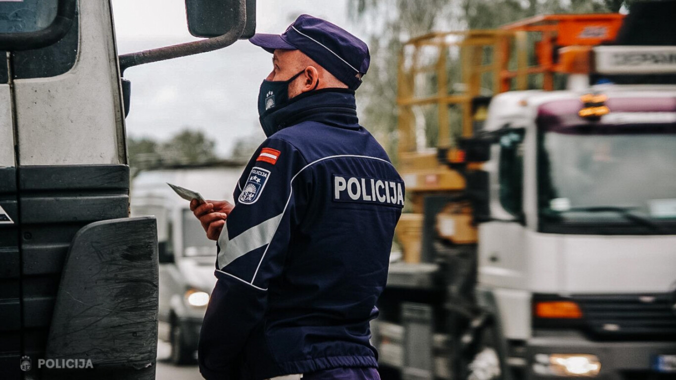 “Fūre” mēģina krustojumā apdzīt autobusu un izraisa sadursmi