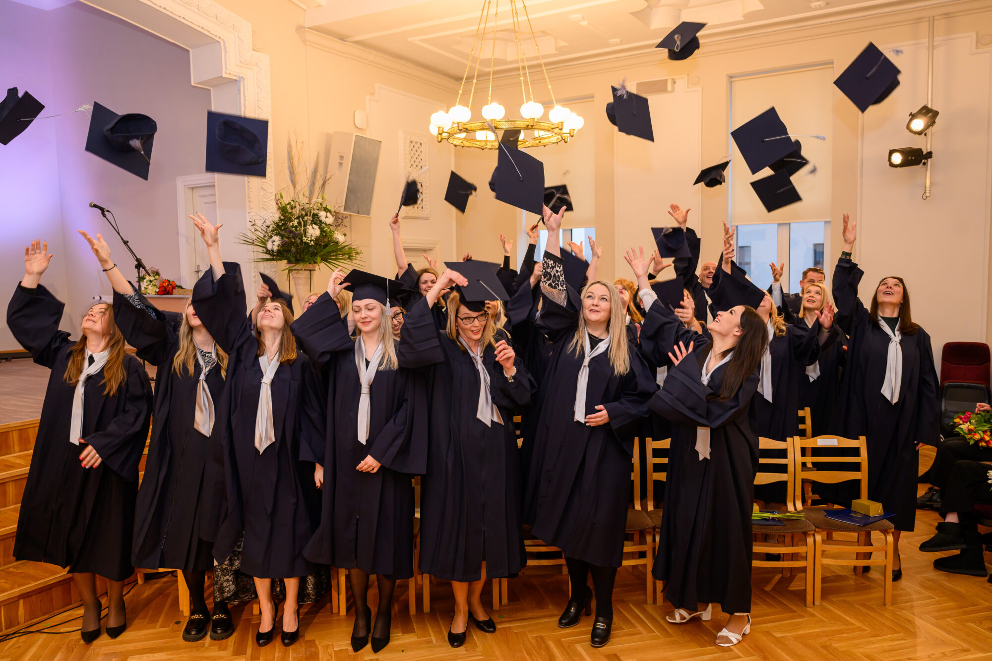 Liepājas Universitātē augstākās izglītības diplomu saņēmuši gandrīz simts absolventi