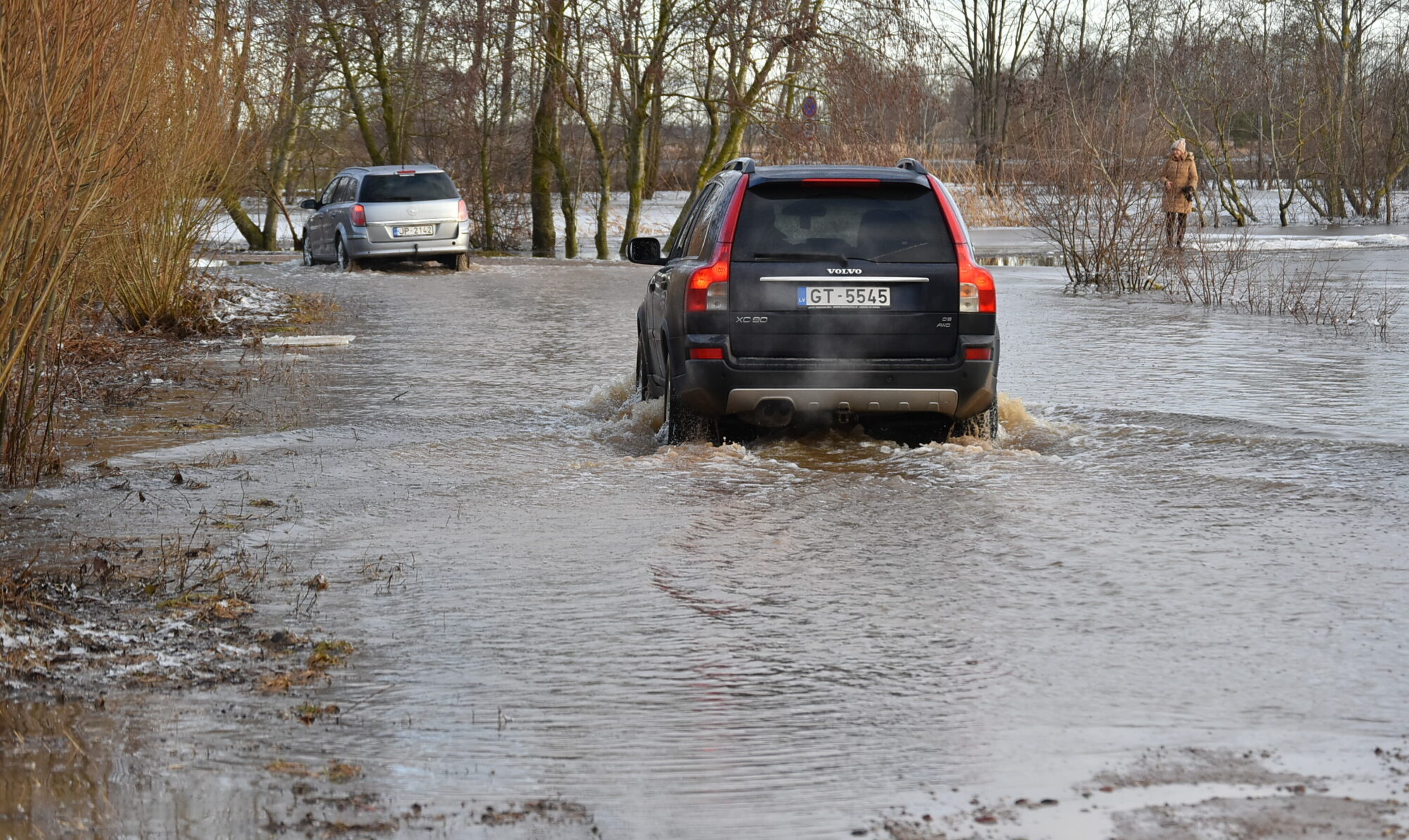 Pa pļavu – ar laivu, pa upi – ar mašīnu. Nīcas pagasta plūdos vainojama drūzma Bārtā