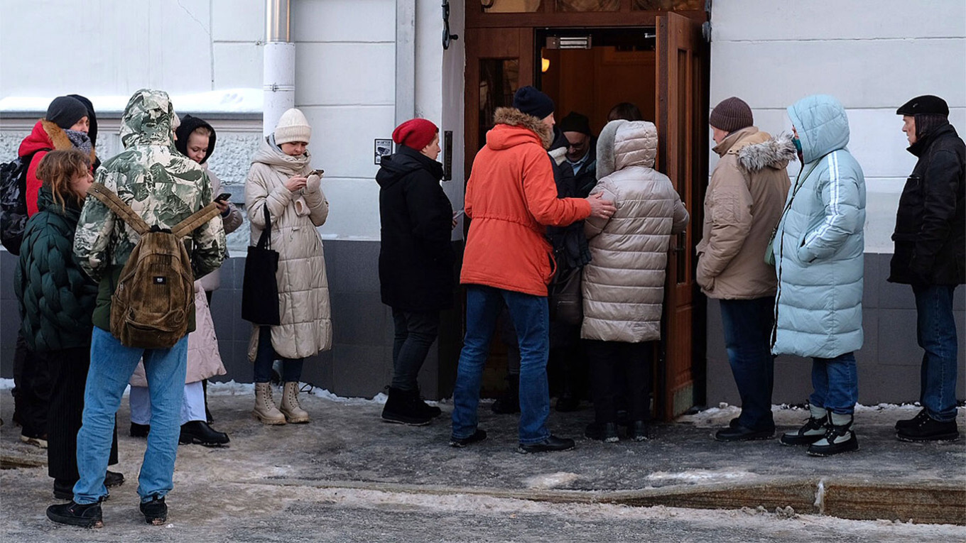 Krievijas pretkara aktīvists Boriss Nadeždins savācis tūkstošiem parakstu kandidēšanai prezidenta vēlēšanās