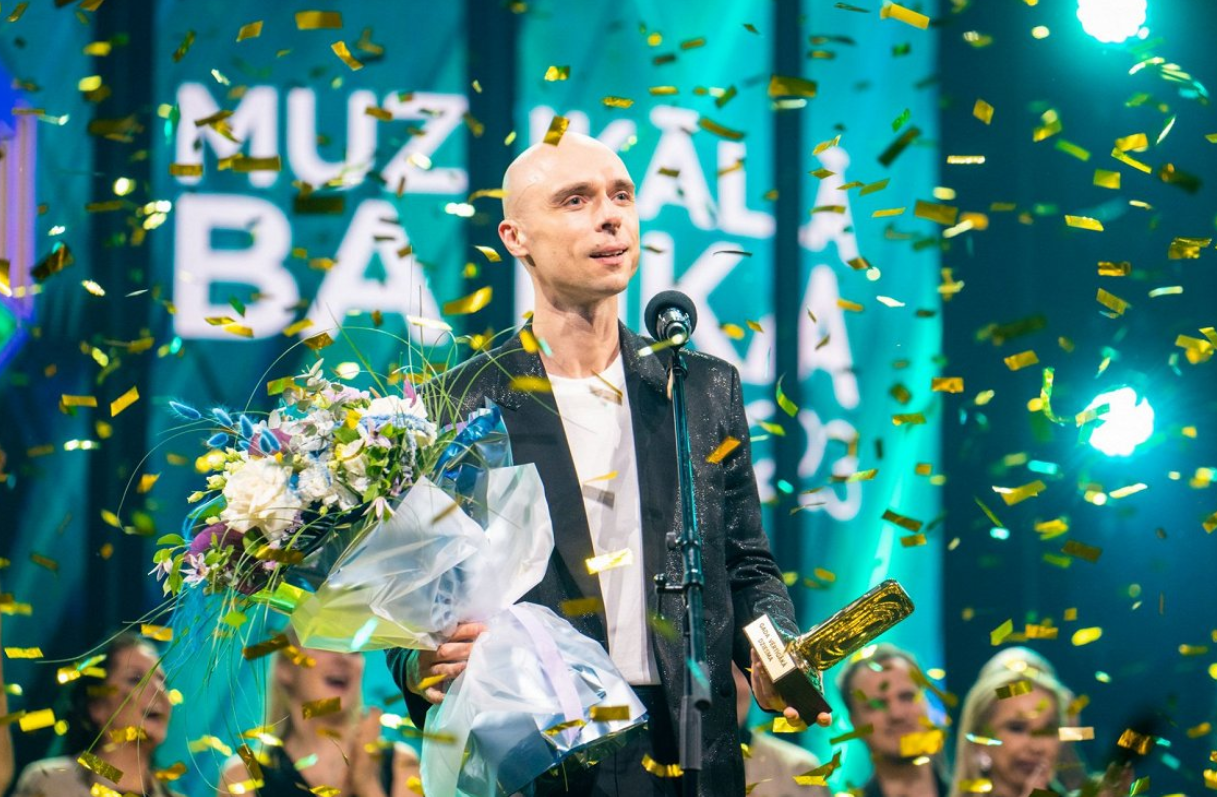 “Muzikālajā bankā” uzvar Dons ar dziesmu “Lauzto šķēpu karaļvalsts”