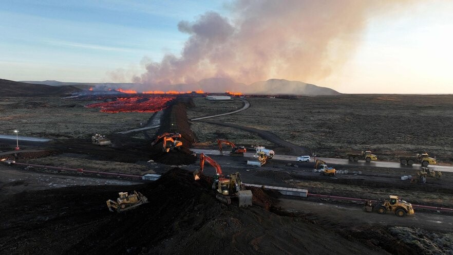 Video: Islandē lava sasniegusi Grindavīku