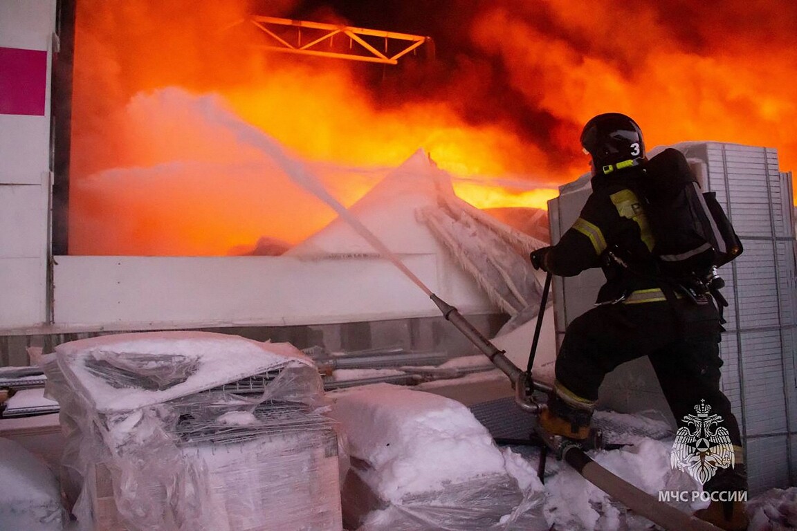 Krievijas Brjanskas apgabalā Ukrainas drona uzbrukuma dēļ aizdegusies naftas bāze