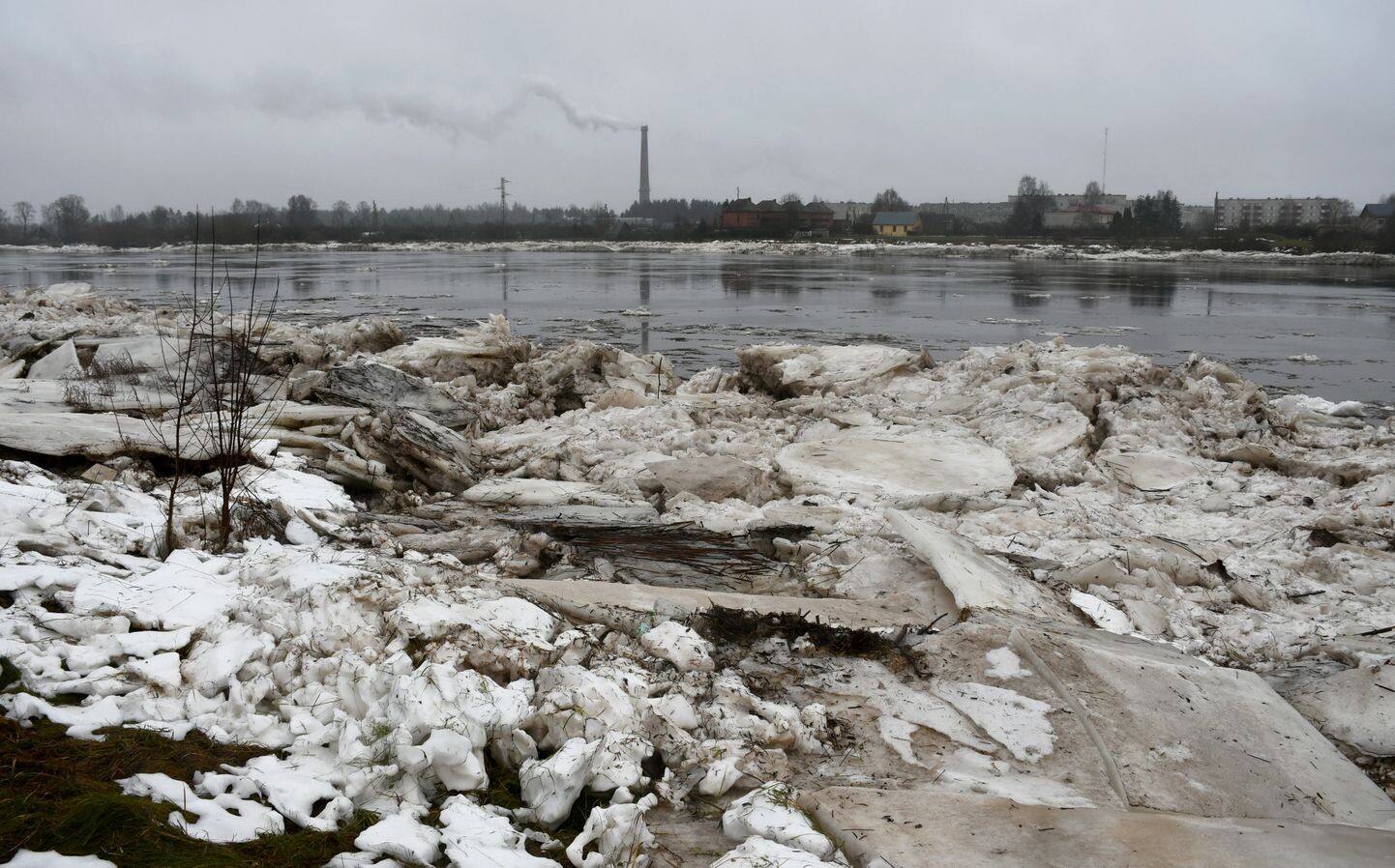Daugavā turpinās ledus iešana