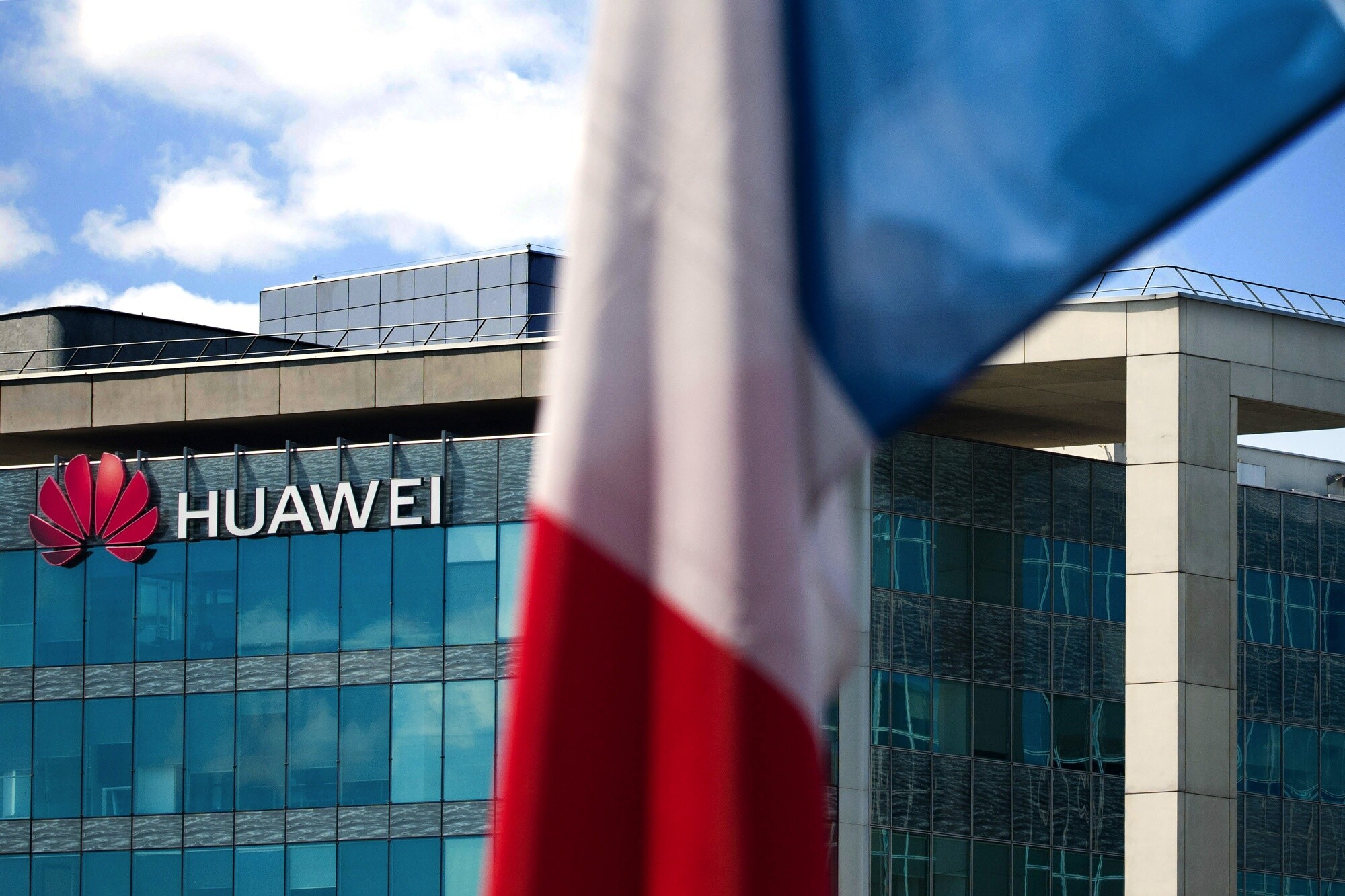 Francijā veiktas kratīšanas “Huawei” birojos