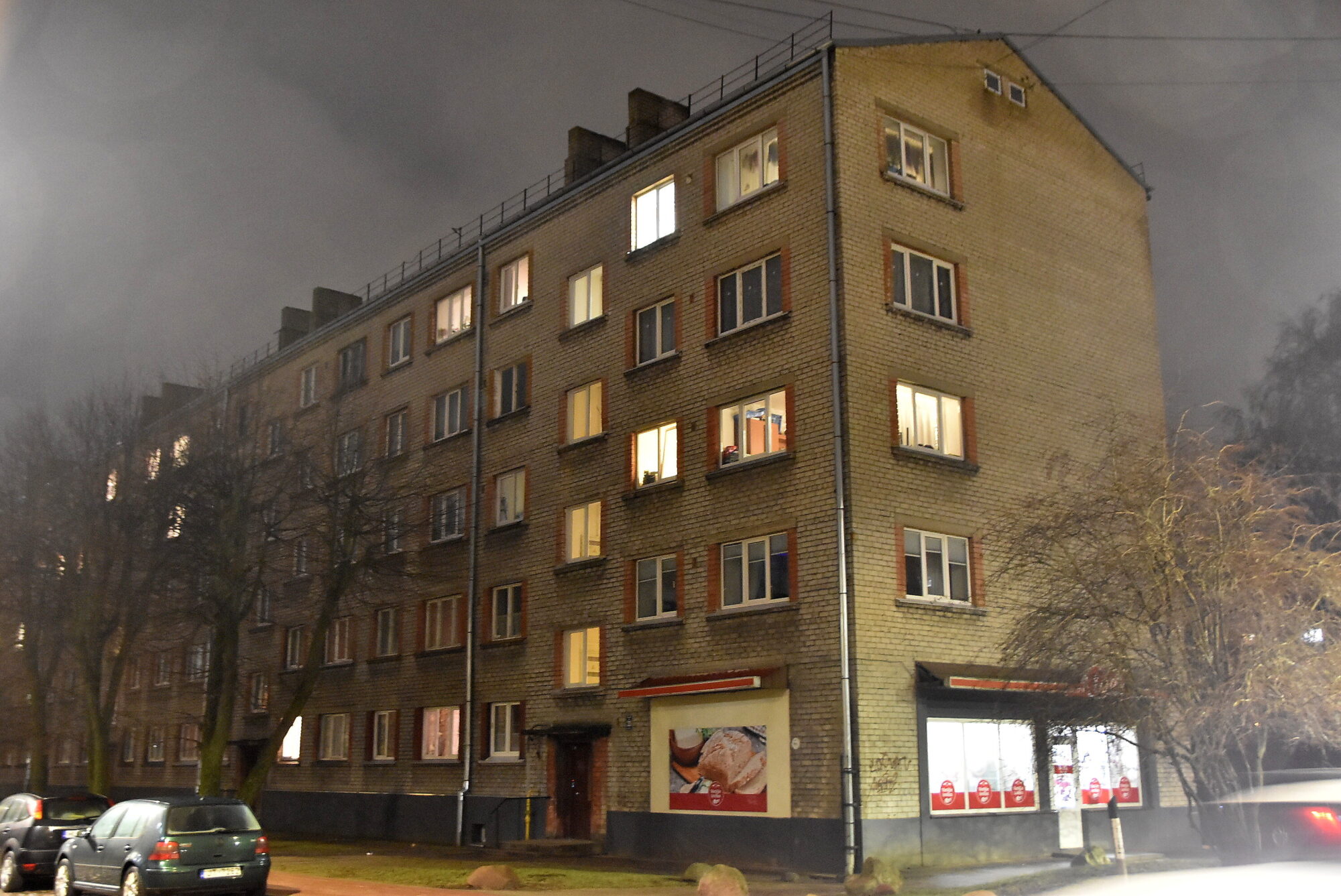 Baznīcas ielā dzīvoklī atrod mirušo. Kaimiņi sūdzas par smaku