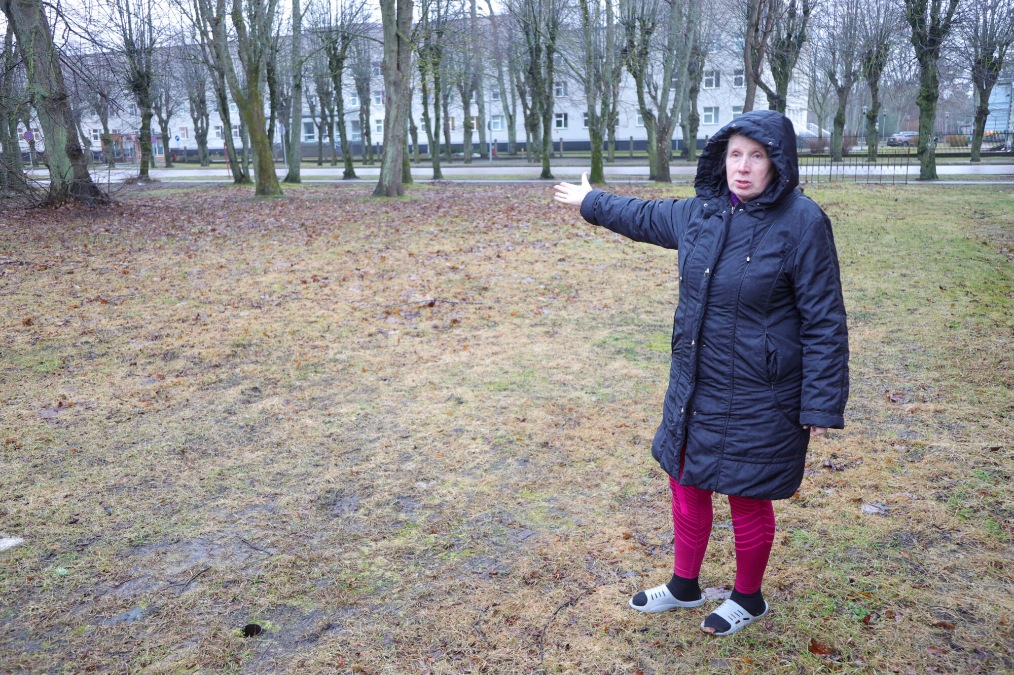 Atmodas bulvāra iedzīvotāja: “Esmu burtiski iesprostota.” Uz mājām jābrauc pa taciņu
