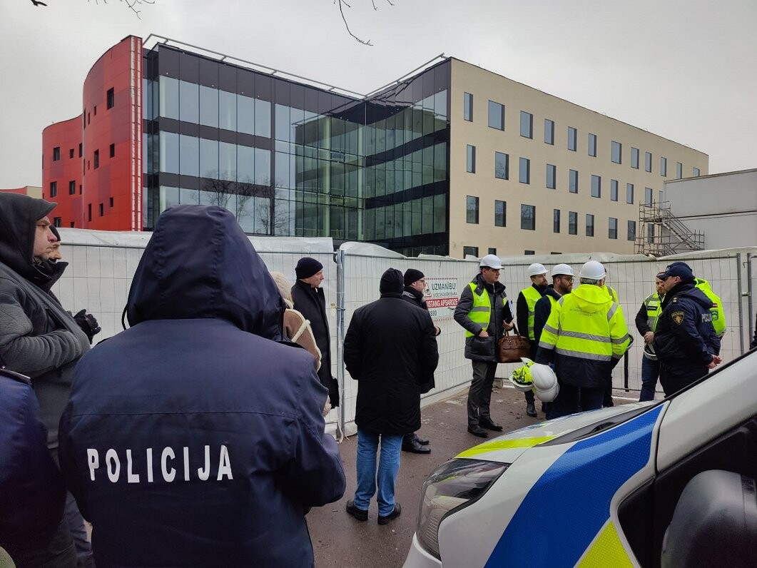 Stradiņa slimnīca policijas klātbūtnē no “Velves” pārņēmusi nepabeigto jauno korpusu