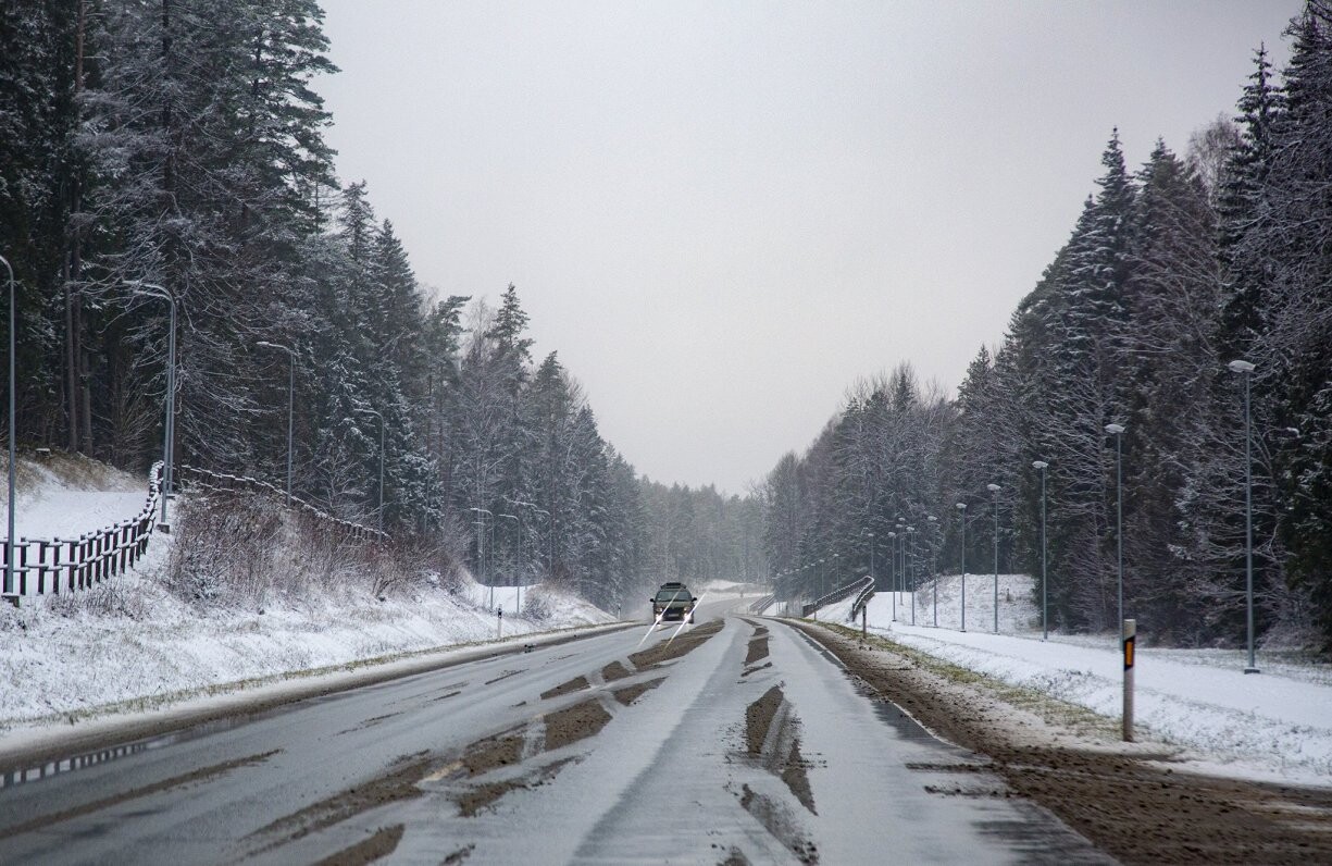 Vietām Latgalē, Vidzemē un Latvijas centrālajā daļā autoceļi apledo