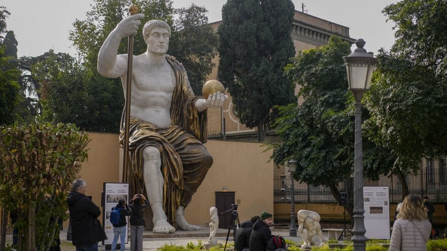 Romā atklāta milzīga imperatora Konstantīna statuja
