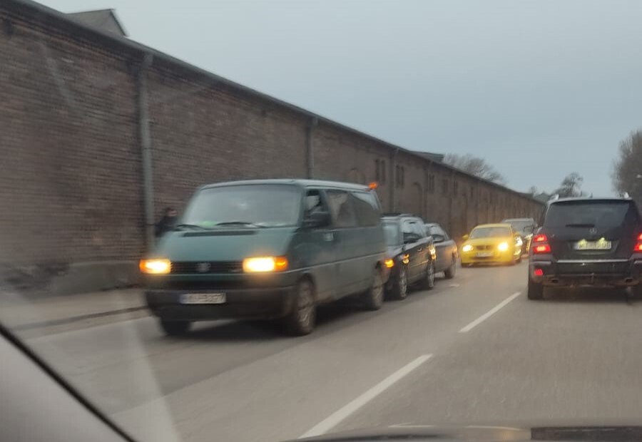 Melnā pēcpusdiena O. Kalpaka ielā Liepājā: divās avārijās iesaistīti pieci auto