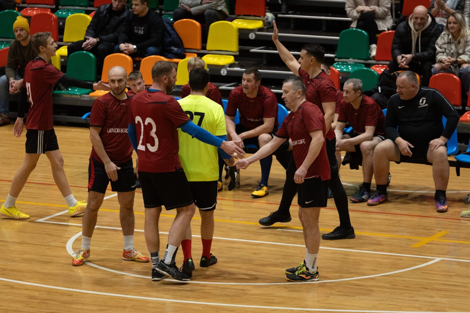Liepājas telpu futbola čempionātā noskaidroti izslēgšanas spēļu pāri