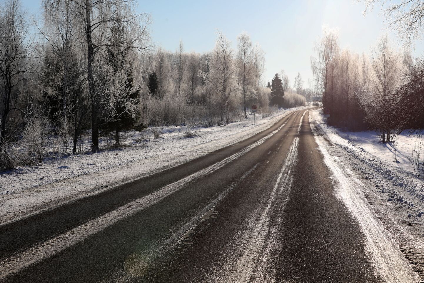 Otrdienas rītā vietām autoceļi apledo