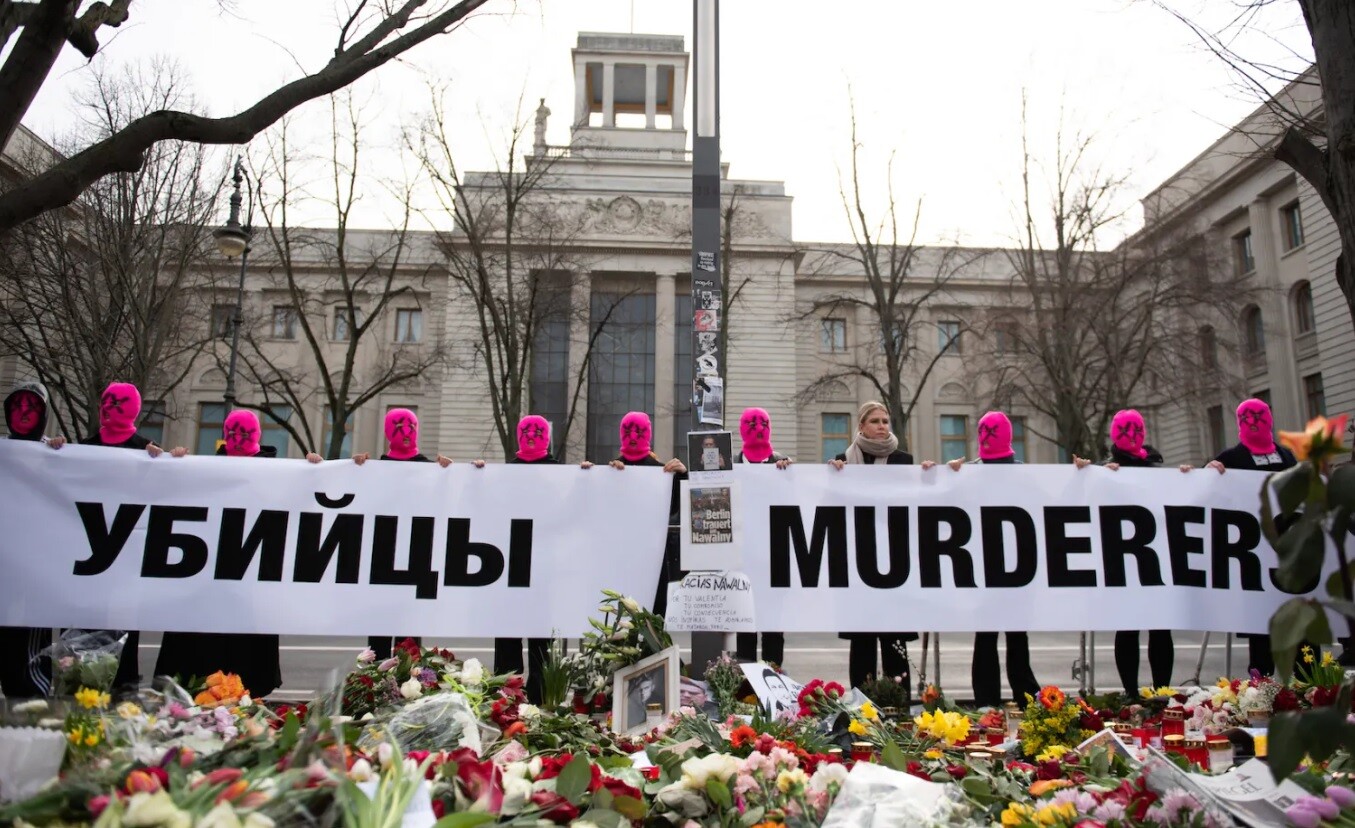 “Pussy Riot” pie Krievijas vēstniecības Berlīnē nosoda Navaļnija nonāvēšanu