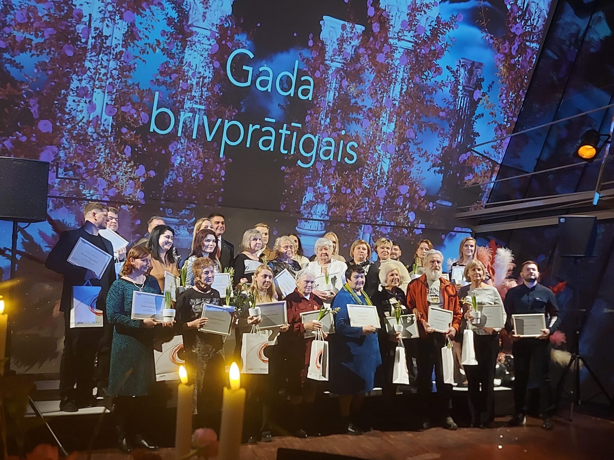 Godina nevalstiskās organizācijas un brīvprātīgos