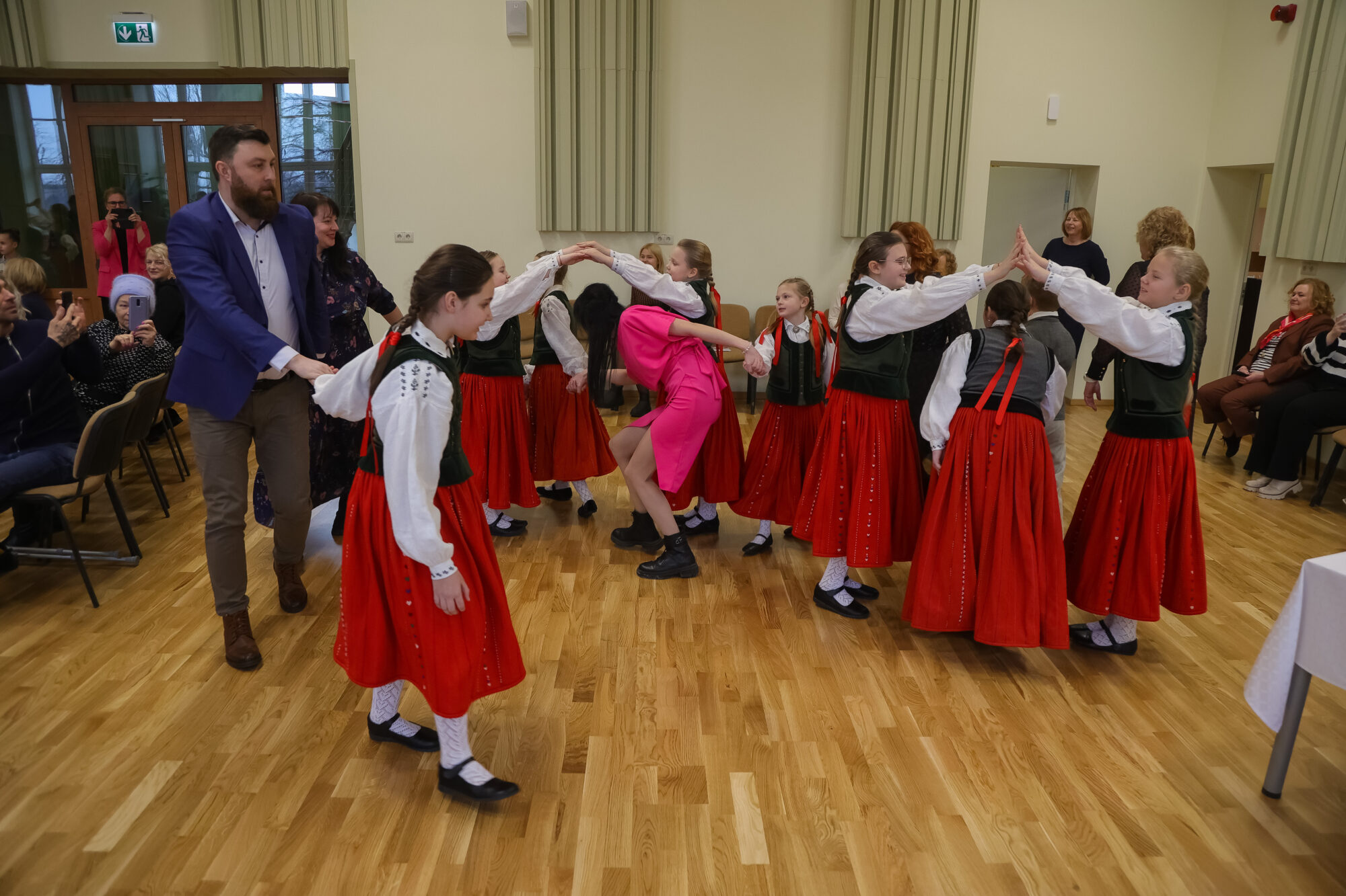 Foto un video: Pēc remonta atkal ir pieejama Nīcas vidusskolas aktu zāle