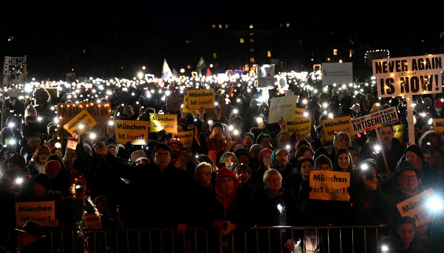 Minhenē demonstrācijā pret rasismu un antisemītismu piedalījušies 100 000 cilvēku