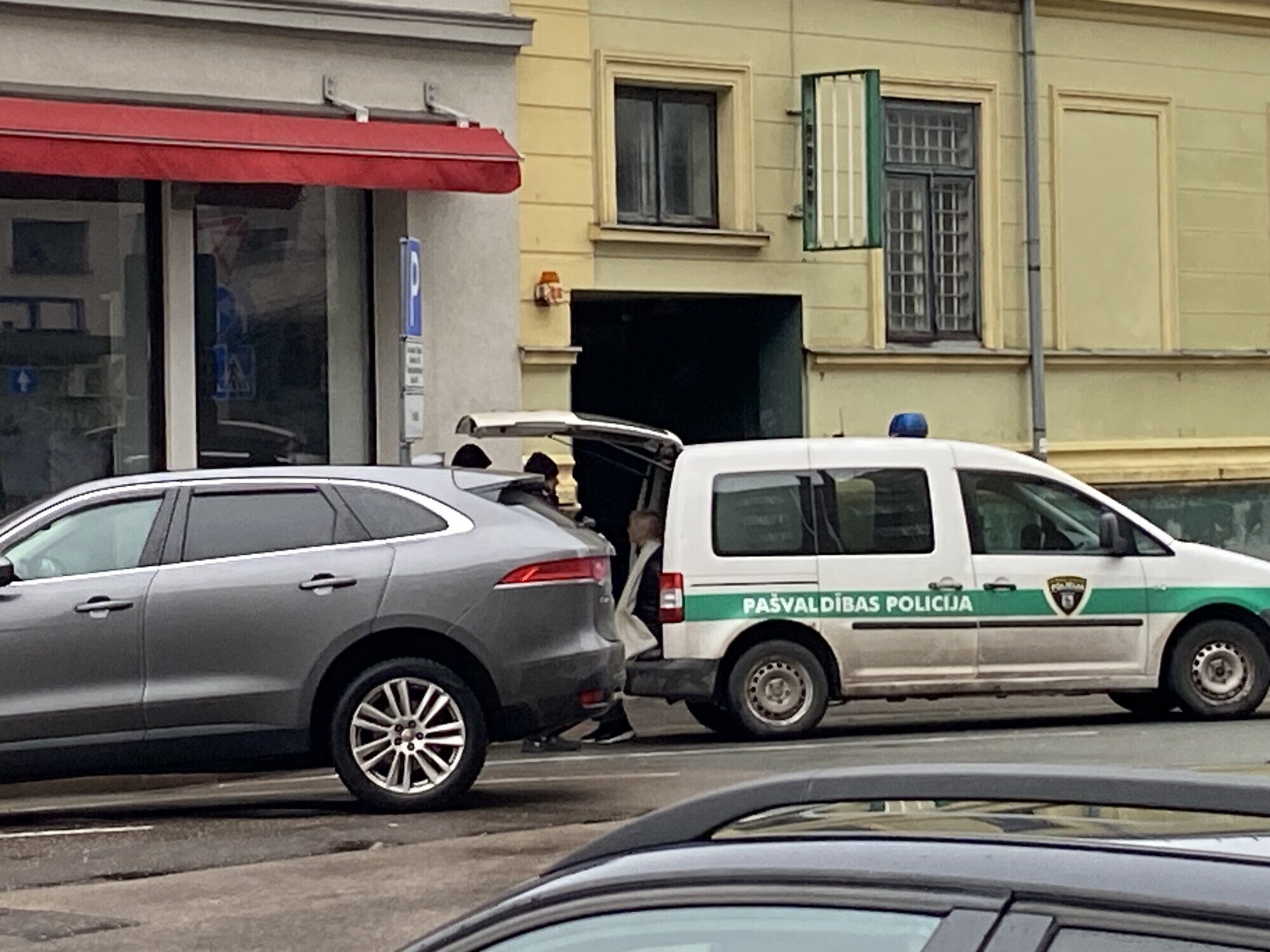 Policija savalda iereibušu sievieti, kura traucē Ukrainas atbalsta koncerta norisi