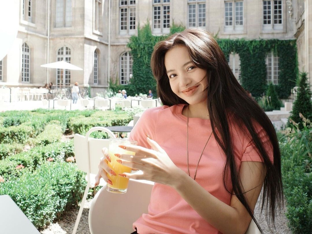 K-pop grupas “BLACKPINK” zvaigzne Liza filmēsies seriālā “Baltais lotoss”