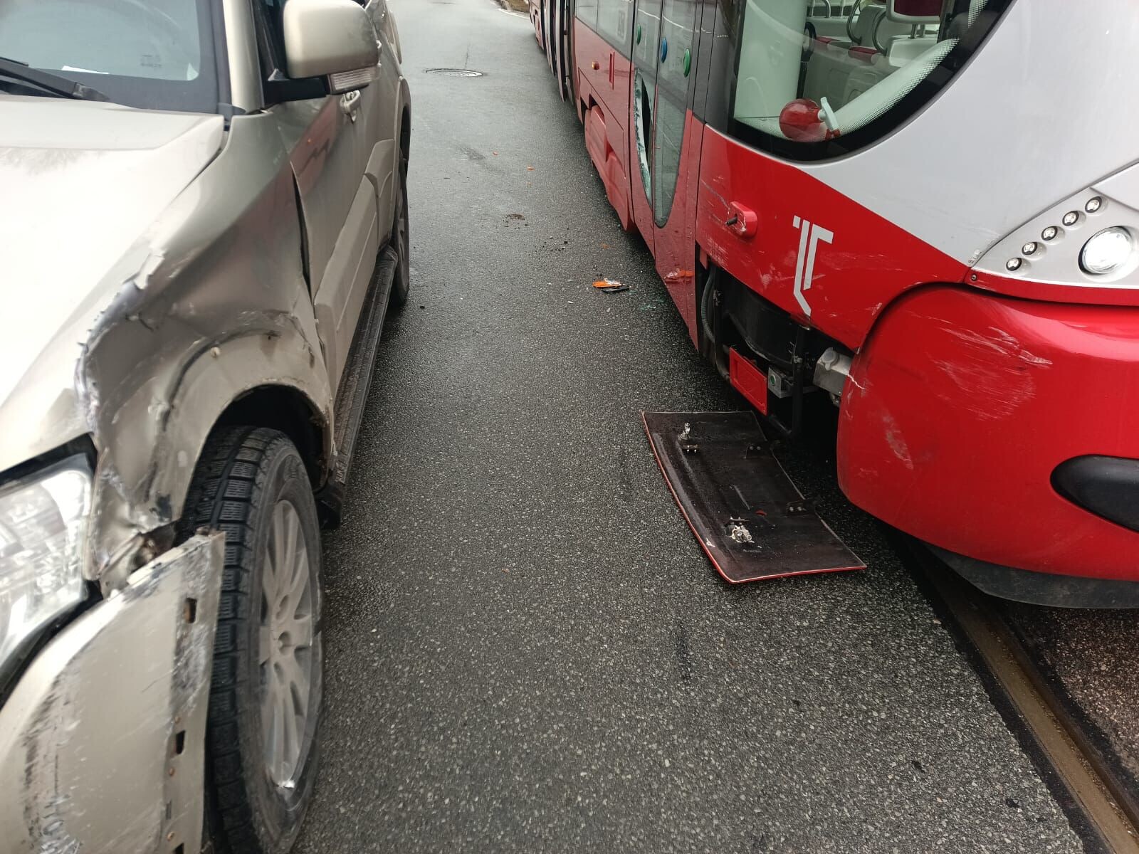 Sadursmē ar vieglo auto atkal cieš tramvajs